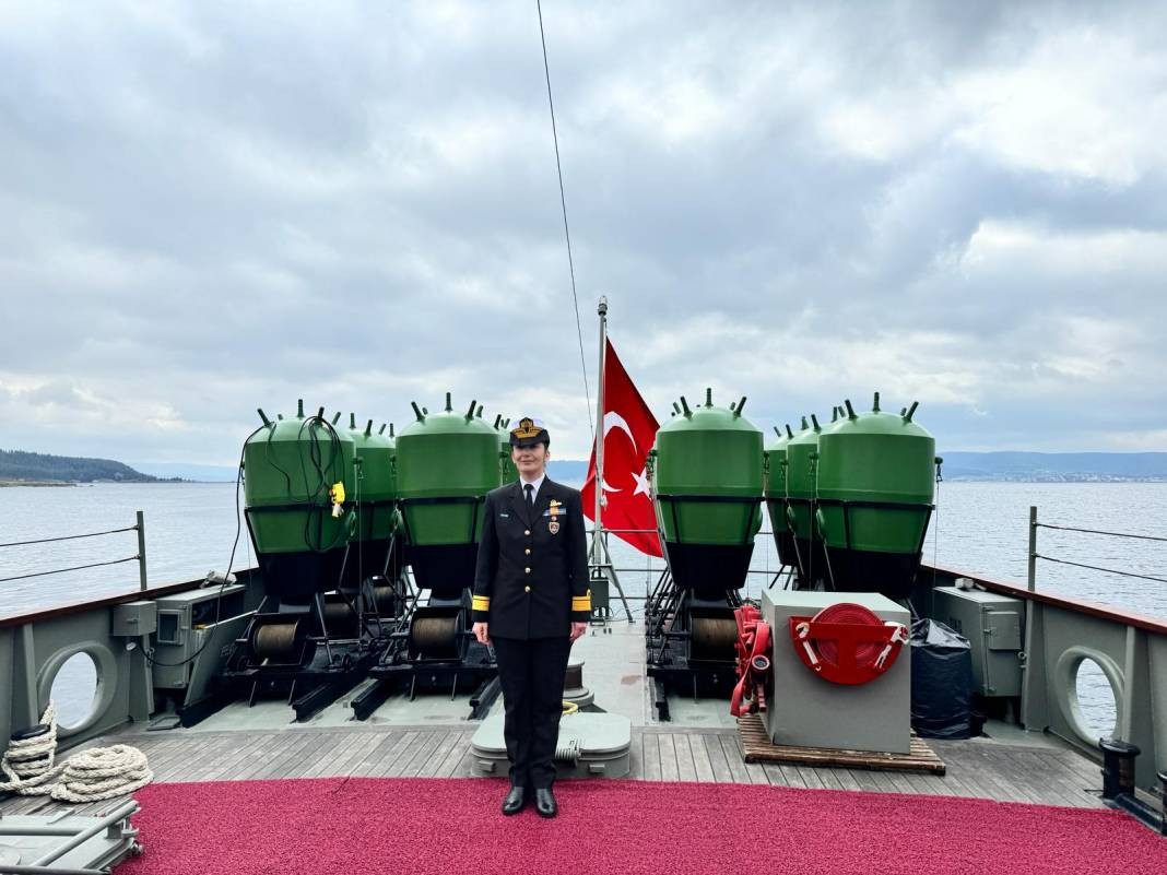 İlk kadın amirali Gökçen Fırat Deniz Harp Okulu öğrencileriyle TCG Nusret'te buluştu - Resim: 3